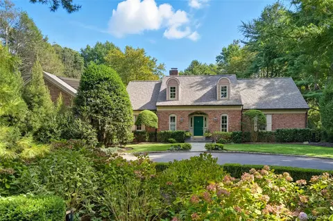 10 Middle Hollow Rd, Huntington, NY 11743