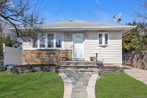 2463 Lindy Rd, Westbury, NY 11590