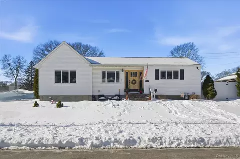44 Campbell Ln, East Islip, NY 11730