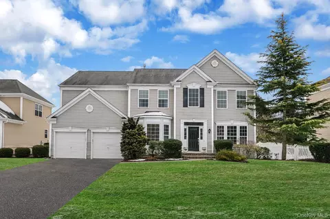 27 Avolet Ct, Mount Sinai, NY 11766