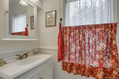 Bath - 105 Hooker Ave, Poughkeepsie, NY 12601 photo 1 of 2