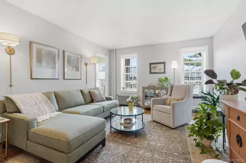300 S Broadway #2D, Greenburgh, NY 10591