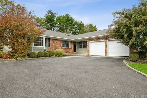 21 Colgate Ln, Woodbury, NY 11797