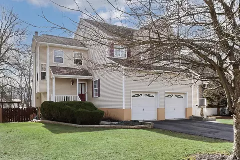 20 Alexander Dr, Washingtonville, NY 10992