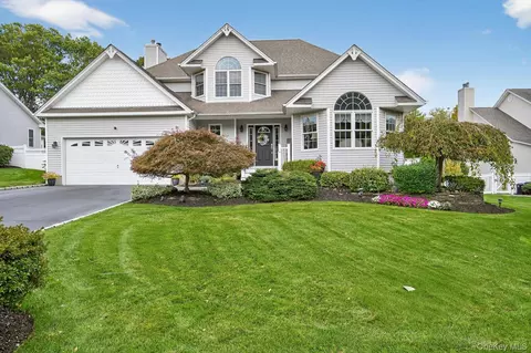 10 Manor Pl, Smithtown, NY 11787