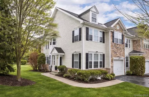 17 Gillian Ct, Monroe, NY 10950