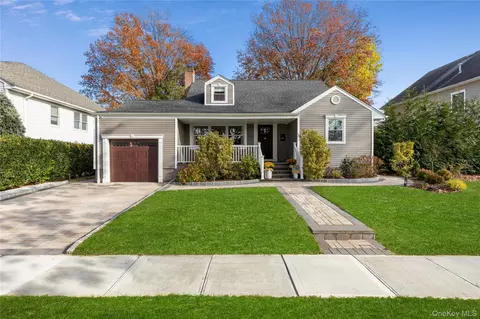105 Jefferson St, Garden City, NY 11530