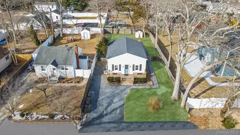 78 Adirondack Dr, Selden, NY 11784