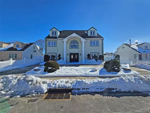 645 W Wyngate Dr W, Valley Stream, NY 11580
