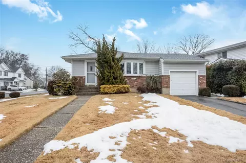 101 Franklin St, Massapequa Park, NY 11762