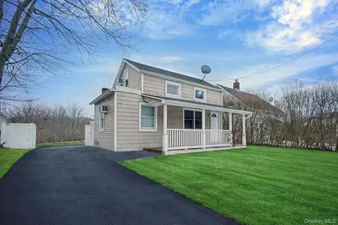 723 W Main St, Riverhead, NY 11901