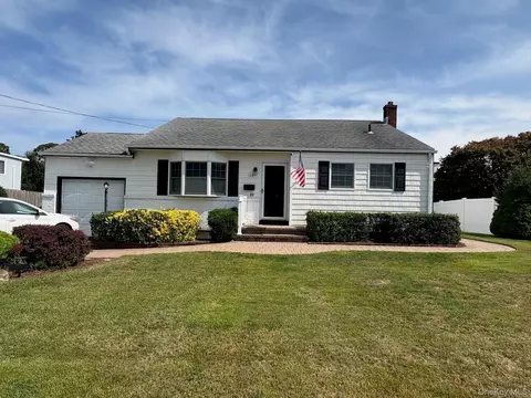 165 Edgewater Ave, Bayport, NY 11705