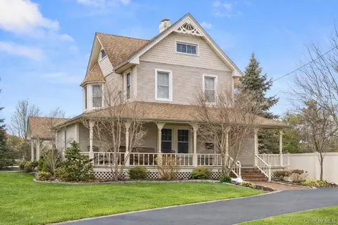 52 Marvin Ln, Islip, NY 11751