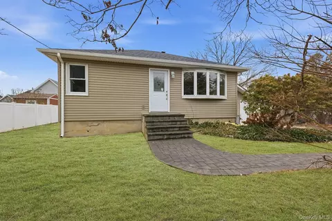 633 7th St, West Babylon, NY 11704