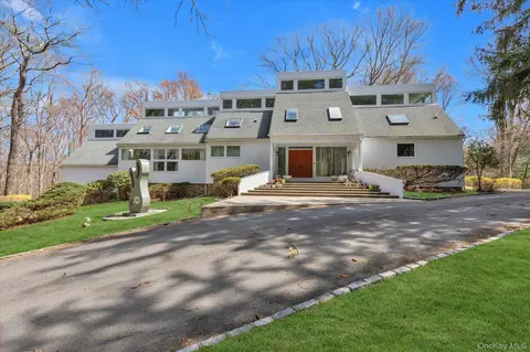 16 Serein Ct, Syosset, NY 11791
