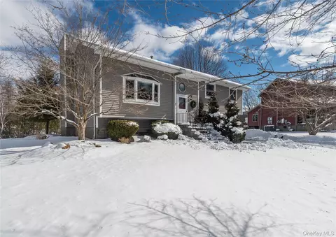 11 Shaker Ct, New Windsor, NY 12553