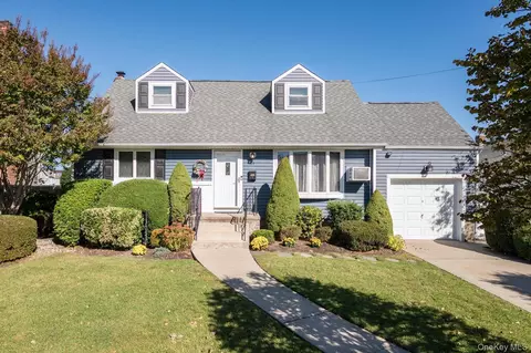 31 Walnut Ave, Farmingdale, NY 11735