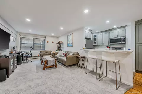 25 Park Pl #2L, North Hempstead, NY 11021