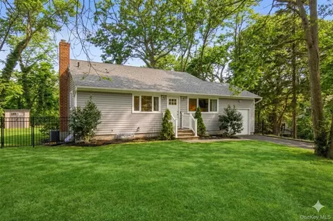 23 Gay Lore Dr, Huntington, NY 11743