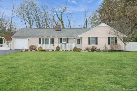 9 Elm Ln NE, Stony Brook, NY 11790