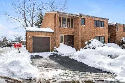 42 Windsor Gate Dr, North Hempstead, NY 11040