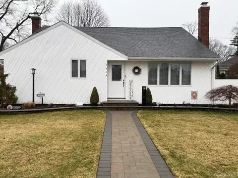 3914 Maplewood Dr, Seaford, NY 11783