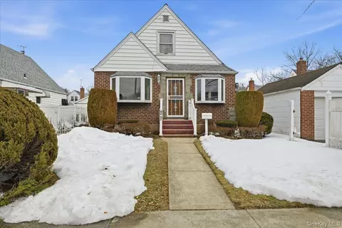82-59 263rd St, Glen Oaks, NY 11004