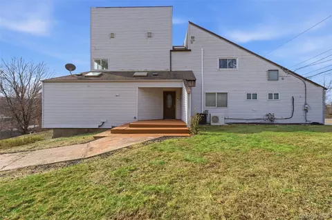 2 N Strawberry Hill Ln, Clarkstown, NY 10994