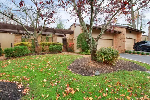 29 Woodland Dr, North Hempstead, NY 11576