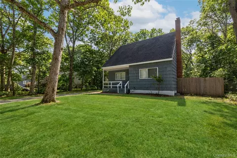 58 Norfleet Ln, Coram, NY 11727