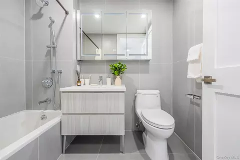 Bath - 134-11 Franklin Ave #8D, Flushing, NY 11355 photo 1 of 3