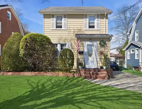 17 Herkomer St, New Hyde Park, NY 11040