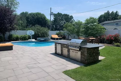 24 Willets Ave, Syosset, NY 11791
