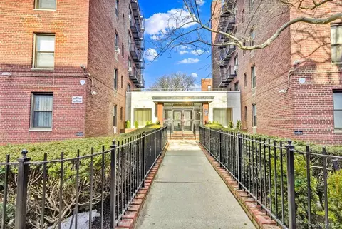 141-05 Pershing Cres #516, New York, NY 11435