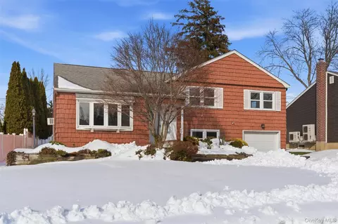 3 Bayberry Dr, Plainview, NY 11803