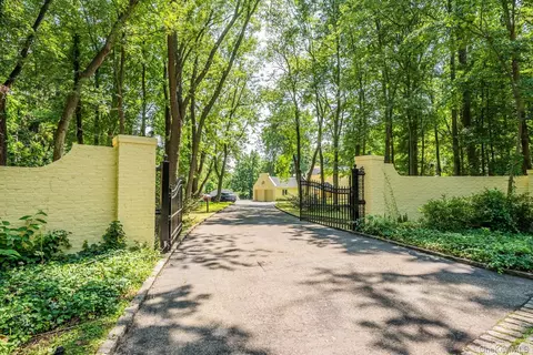 530 S Centre Island Rd, Oyster Bay, NY 11771