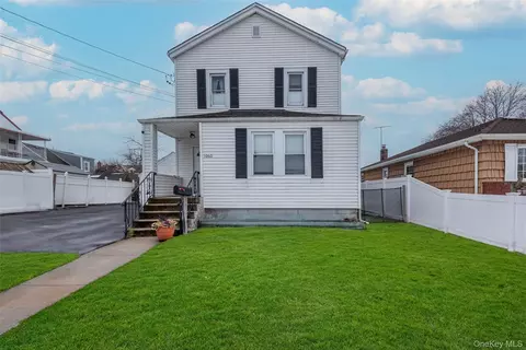 1060 Midland St, Uniondale, NY 11553