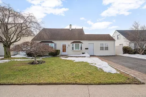 122 Balsam Ln, Levittown, NY 11756