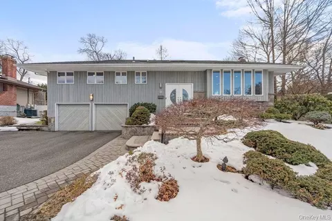 31 Prescott Pl, Old Bethpage, NY 11804