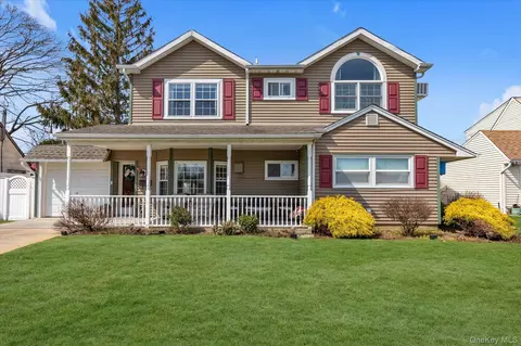 32 Return Ln, Levittown, NY 11756