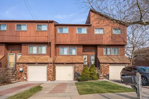 929 W Fingerboard Rd, Staten Island, NY 10304