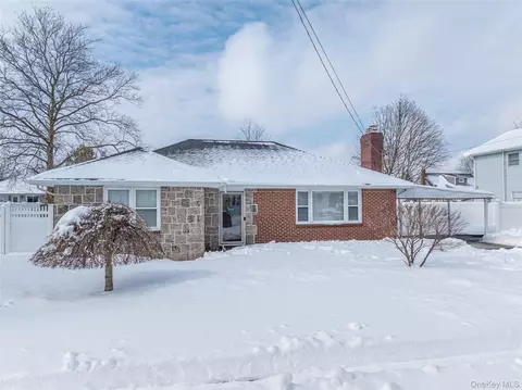 34 Pine St, Hicksville, NY 11801
