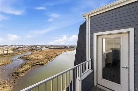 237 Marina Pointe Dr #237, East Rockaway, NY 11518