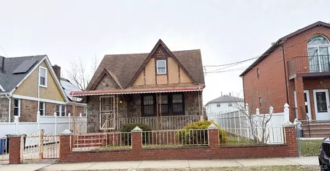 135-15 220th Pl, Springfield Gardens, NY 11413