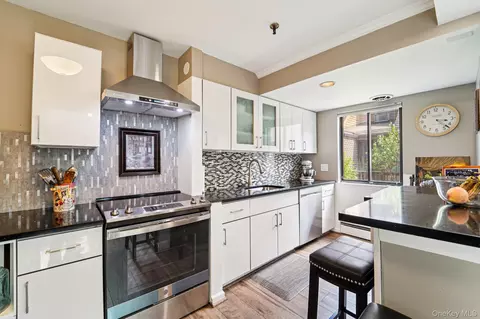 15 Greenridge Ave #16, White Plains, NY 10605