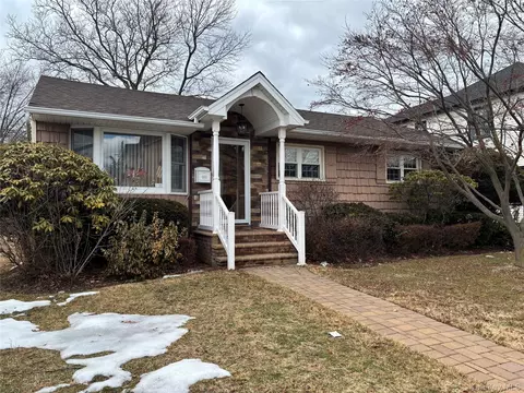 660 Hewlett St, Franklin Square, NY 11010