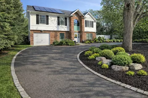 1295 Wilson Pl, West Islip, NY 11795