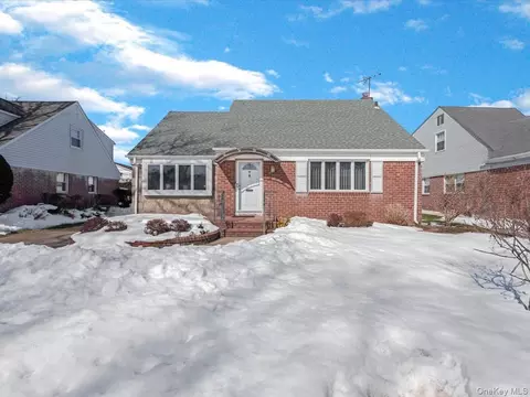 38 Leslie Ln, North Hempstead, NY 11040
