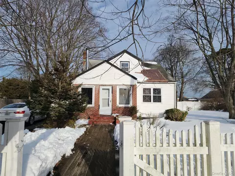 34 Pineview Blvd, Central Islip, NY 11722
