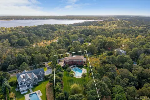89 Old Canoe Place Rd, Hampton Bays, NY 11946